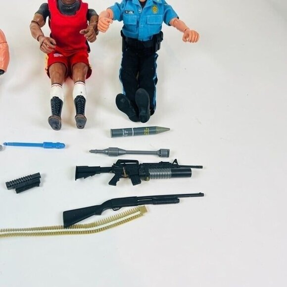 G.I. Joe Action Figures Lot of 4 With Weapons & Storage Case - Picture 3 of 12